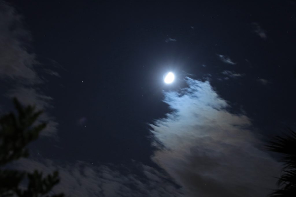La Luna y la estrella Spica fotografiadas desde Arenys de Munt, Barcelona