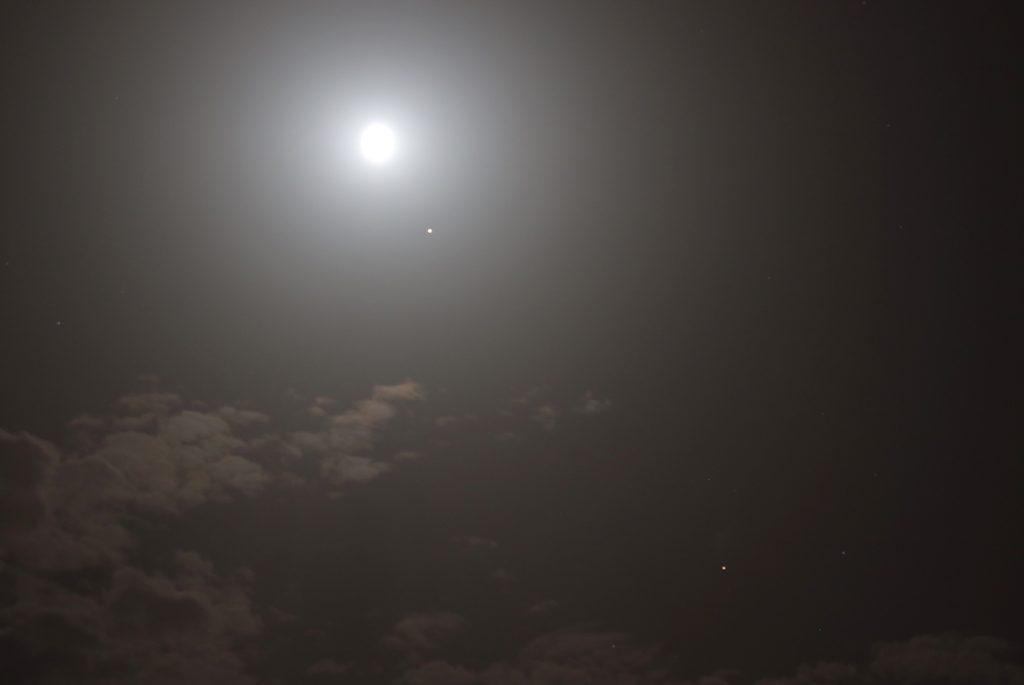Foto de la Luna, Júpiter y Antares tomada desde Arenys de Munt, Barcelona