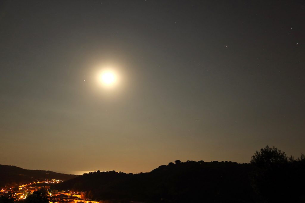 Foto de la conjunción de la Luna y Saturno tomada desde Arenys de Munt, Barcelona