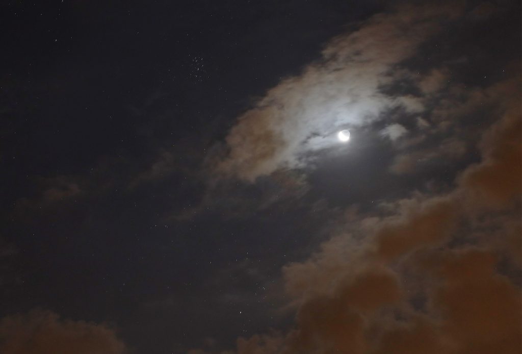 Foto de la Luna y las Pléyades tomada desde Arenys de Munt, Barcelona