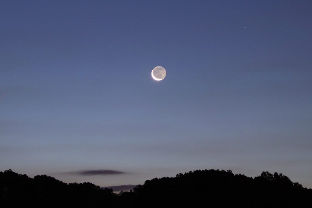 La salida de la Luna menguante captada desde Arenys de Munt, Barcelona