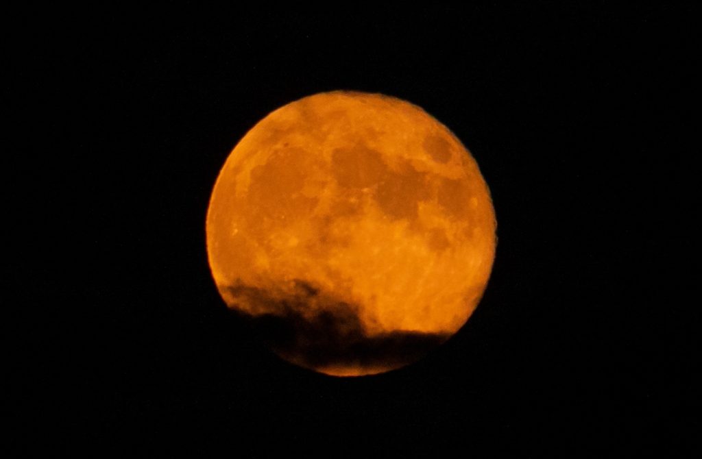 Foto de la Luna tomada desde Zaragoza, España