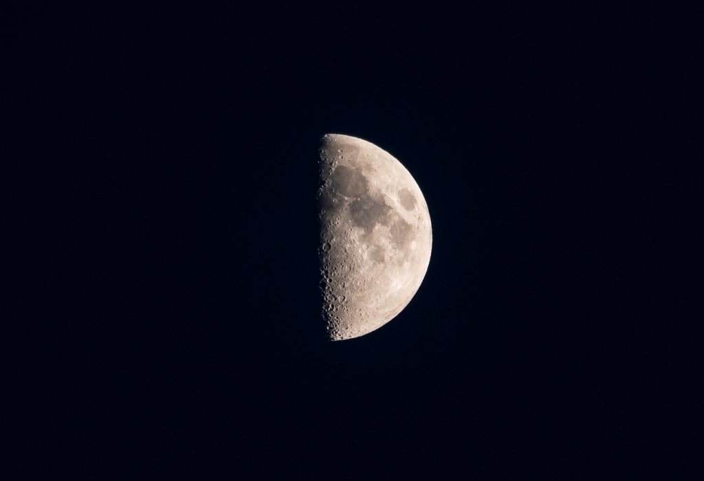 La Luna fotografiada desde Zaragoza, España