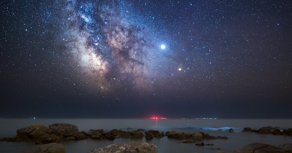 Imagen de la Vía Láctea, Júpiter y Antares tomada desde Port-la-Forêt, Francia