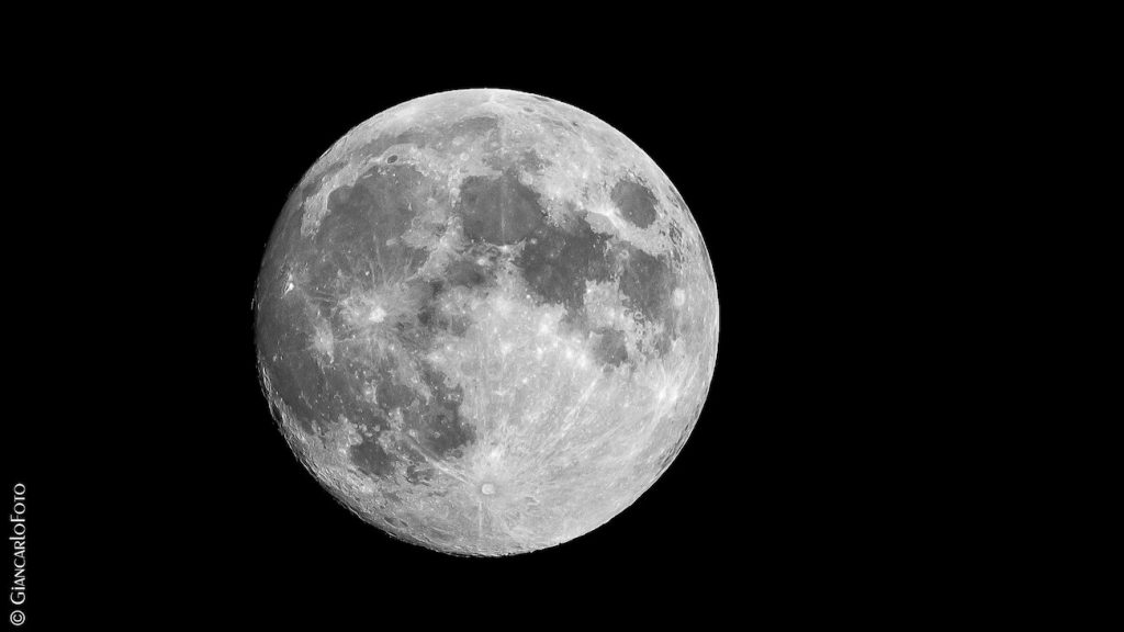 La Luna fotografiada desde Varese, Italia