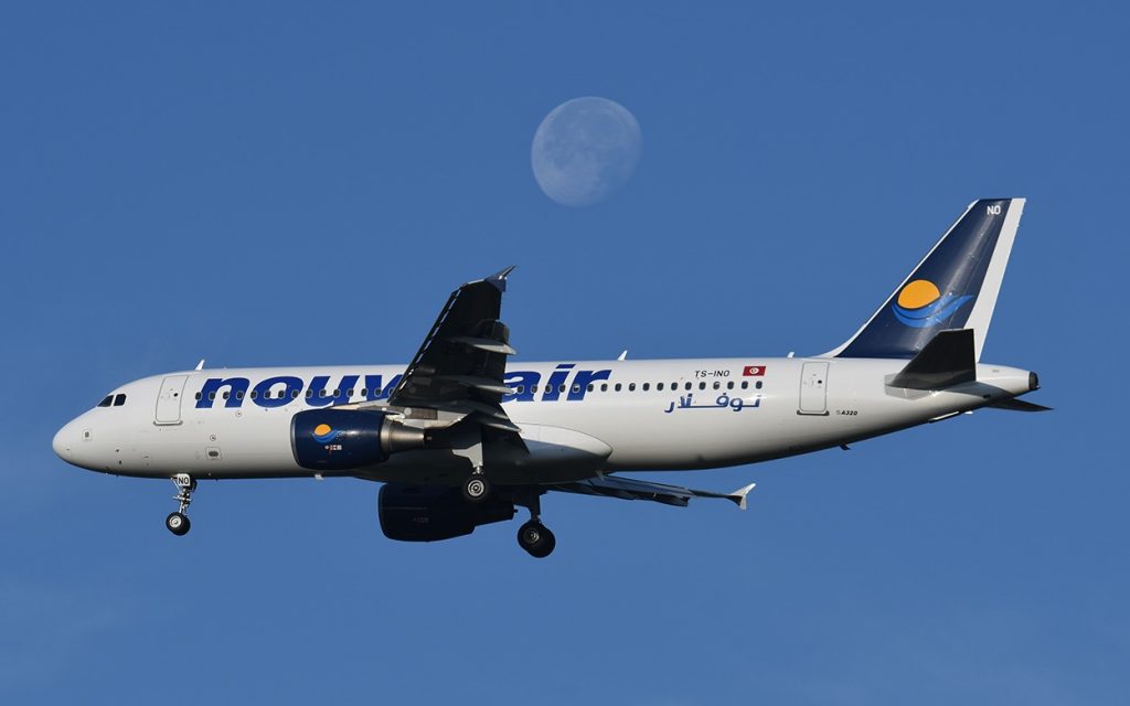 Foto de la Luna y un avión tomada desde Francia