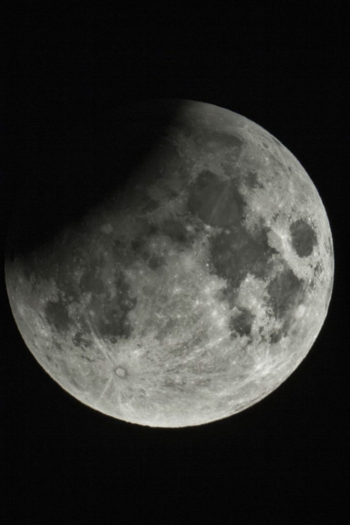 Imagen del eclipse lunar tomada desde Pula, Croacia