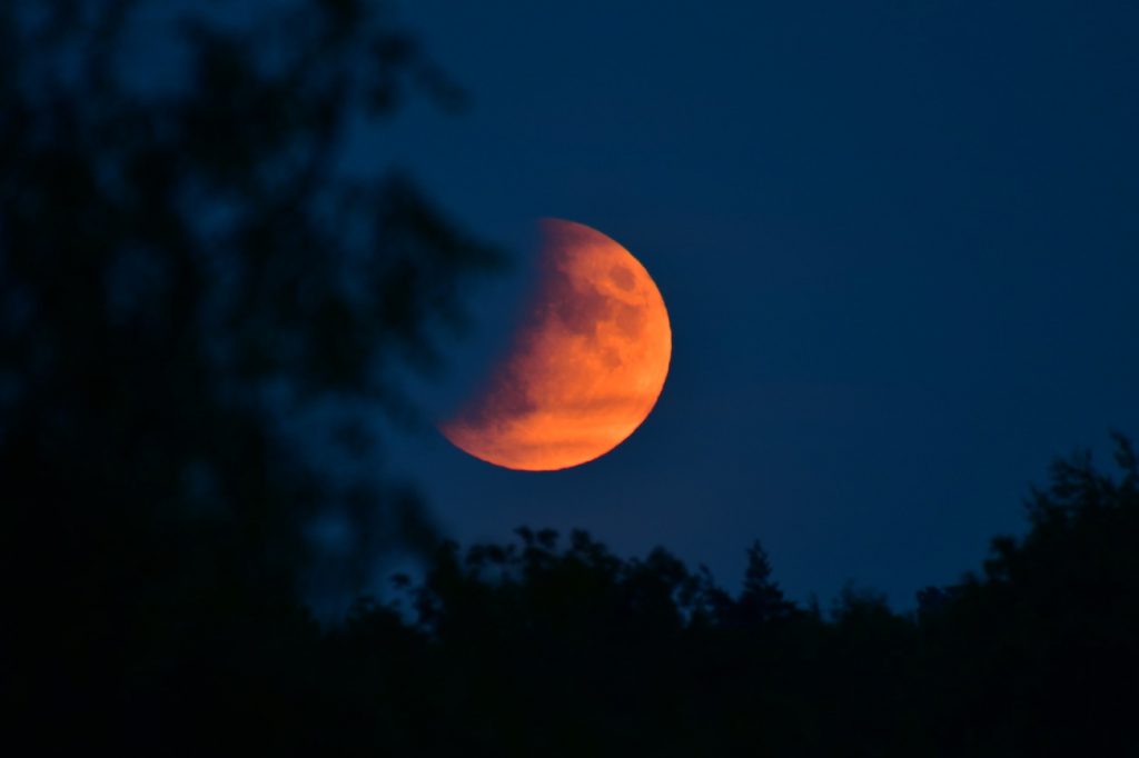 La salida de la Luna captada durante el eclipse parcial desde Inglaterra