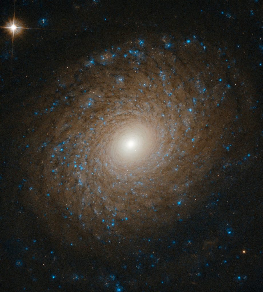 El Hubble observa la impresionante estructura espiral de la galaxia NGC 2985