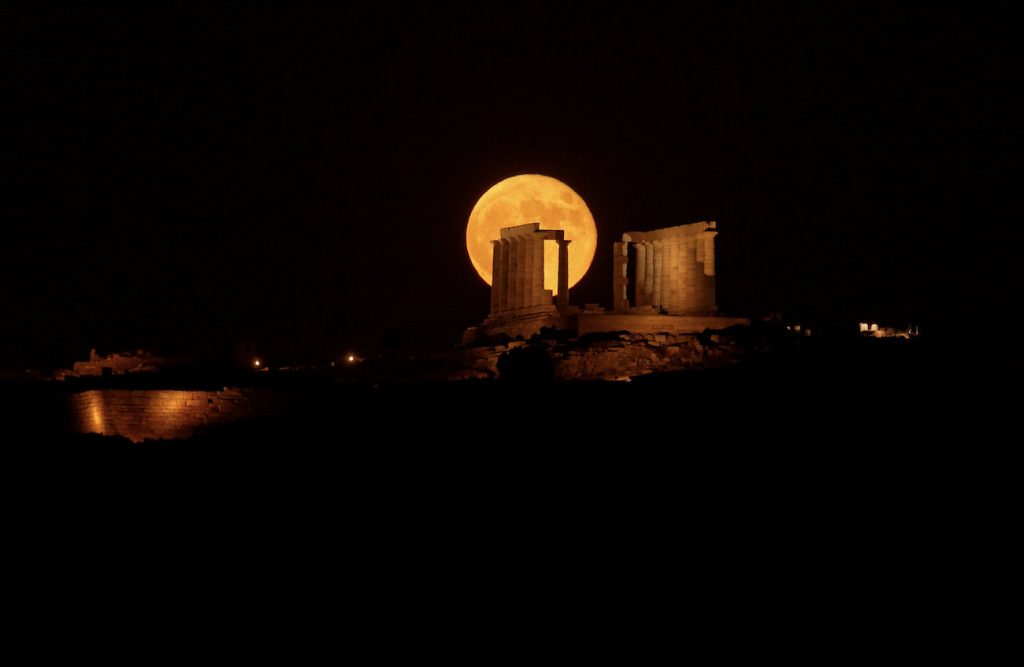 Foto de la Luna y el Templo de Poseidón (17-julio-2019)