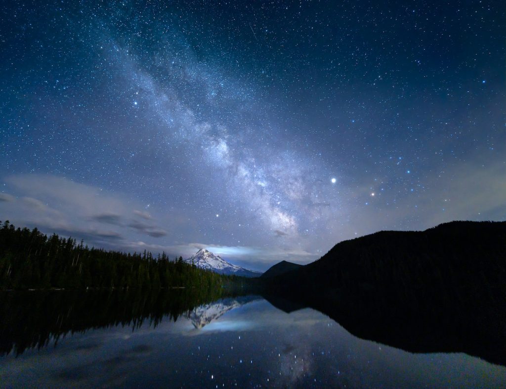Imagen de la Vía Láctea tomada desde Lost Lake, Oregón, Estados Unidos