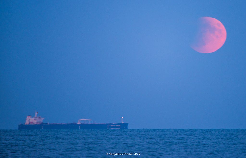La Luna parcialmente eclipsada captada sobre el Canal de la Mancha