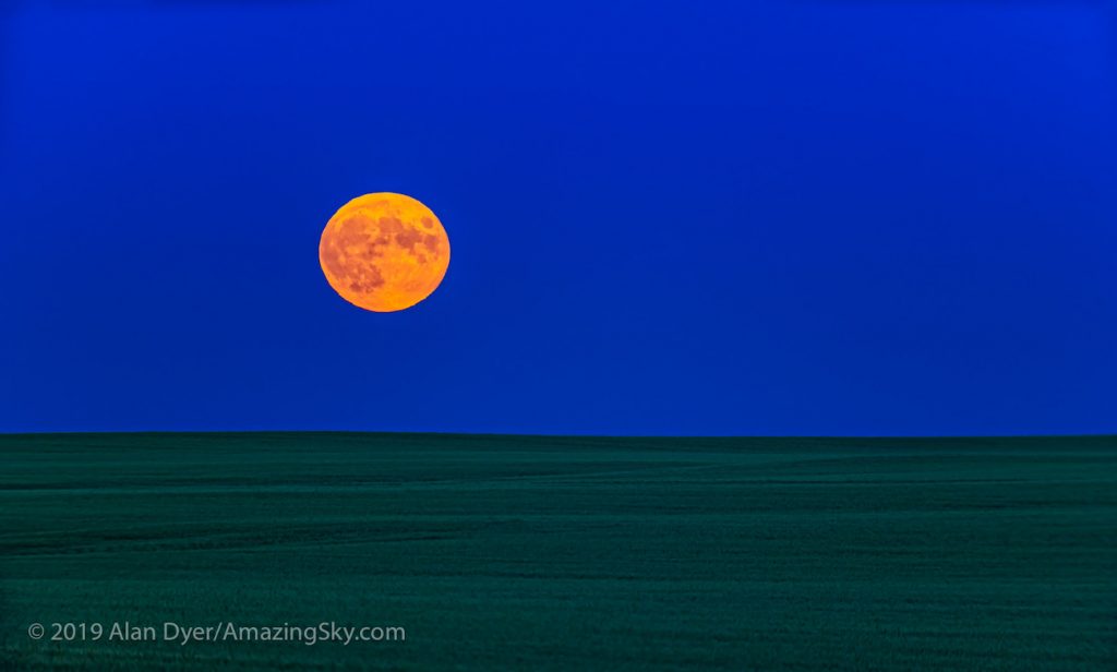 La salida de la Luna llena captada desde Alberta, Canadá (16-julio)