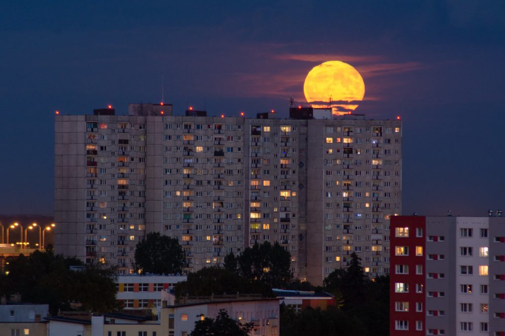 La salida de la Luna fotografiada desde Poznań, Polonia (17-julio)