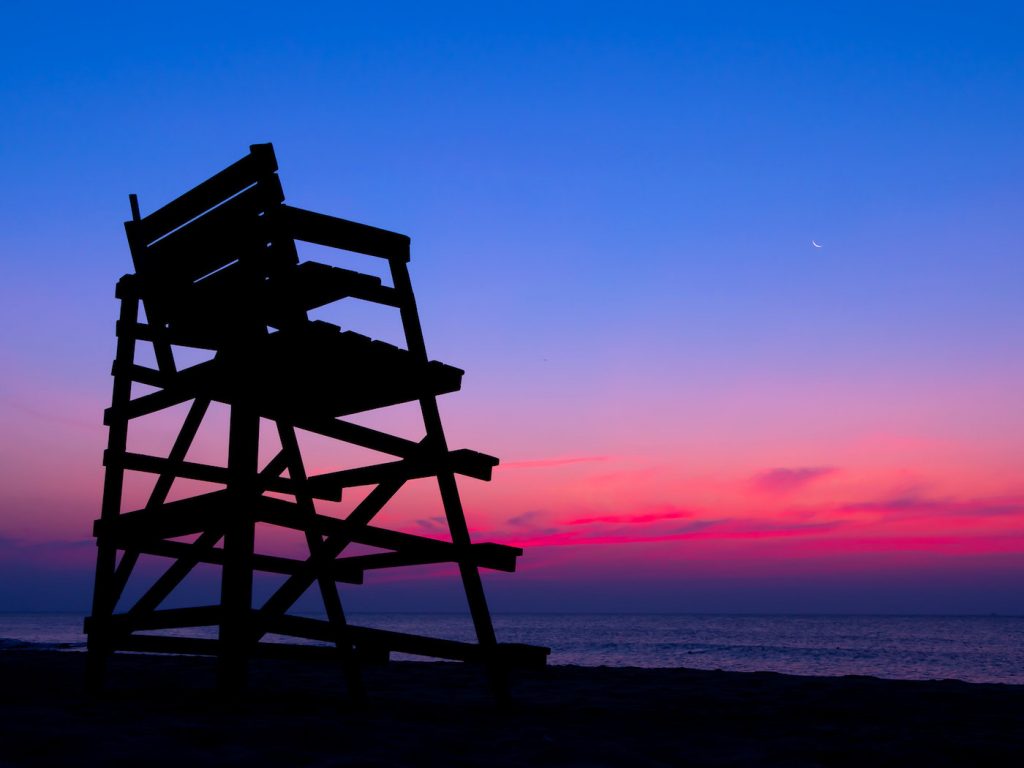 La Luna menguante fotografiada al amanecer desde Nueva Jersey, Estados Unidos