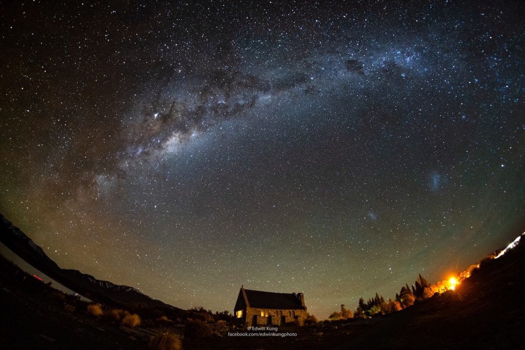 Imagen de la Vía Láctea y las Nubes de Magallanes tomada desde Nueva Zelanda