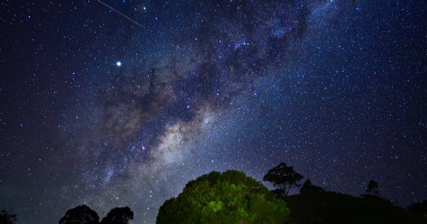 Imagen de la Vía Láctea y un meteoro tomada desde Queensland, Australia