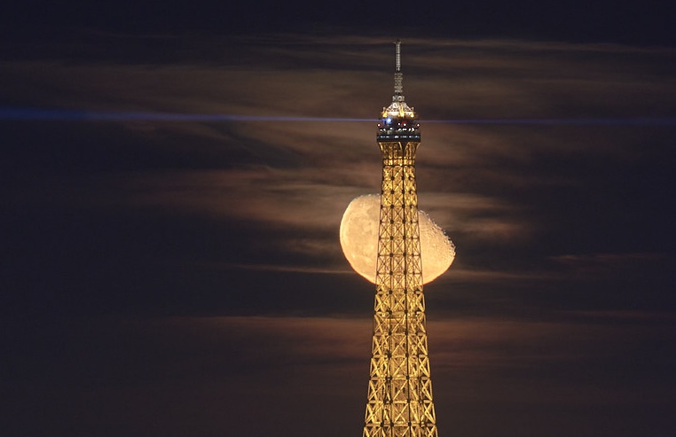 Fotografía de la Luna gibosa menguante y la Torre Eiffel