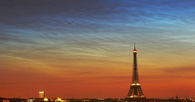 Fotografía de nubes noctilucentes tomada desde París, Francia
