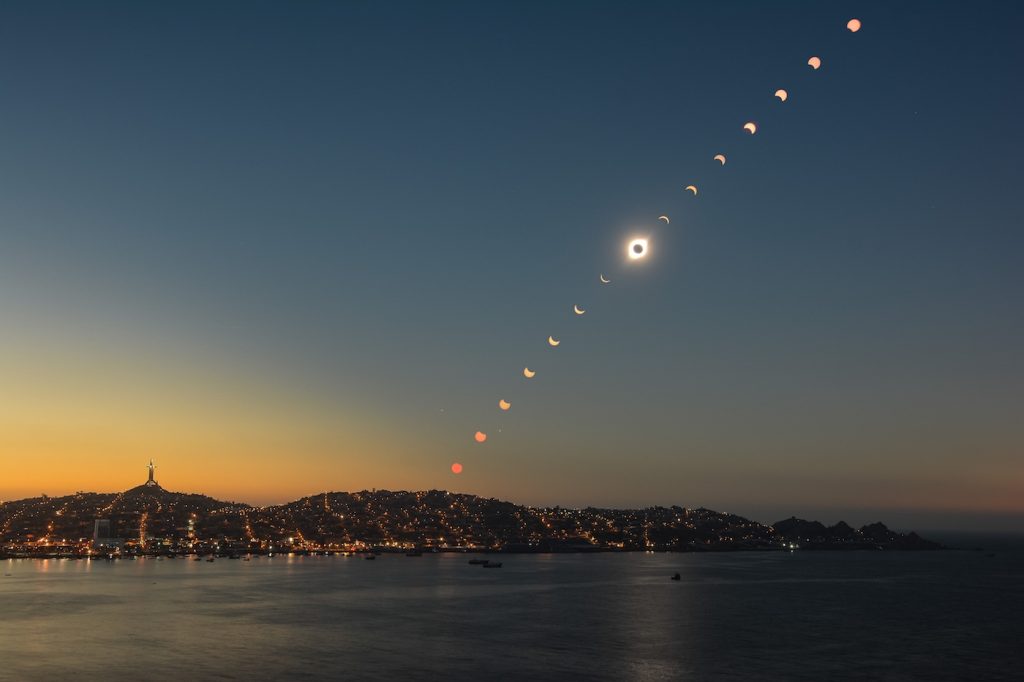 Imagen de la secuencia del eclipse total de Sol sobre Coquimbo, Chile
