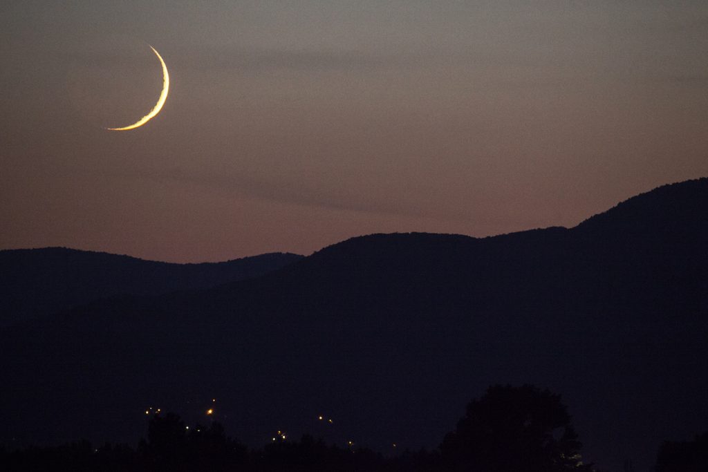 La Luna creciente fotografiada desde Dunakeszi, Hungría