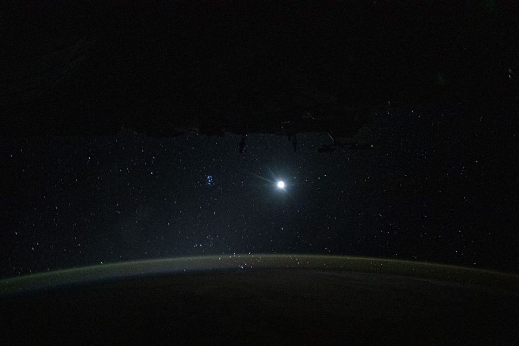 La Luna y las Pléyades fotografiadas desde la ISS