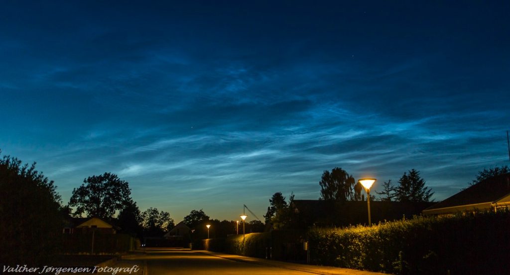 Nubes noctilucentes fotografiadas desde Auning, Dinamarca