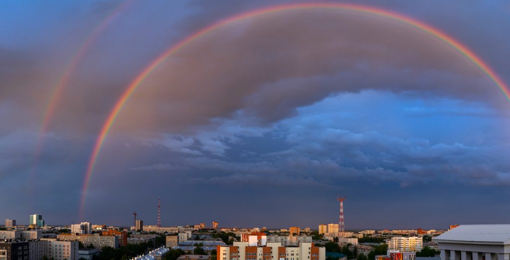 Arcoíris doble captado sobre Novosibirsk, Rusia