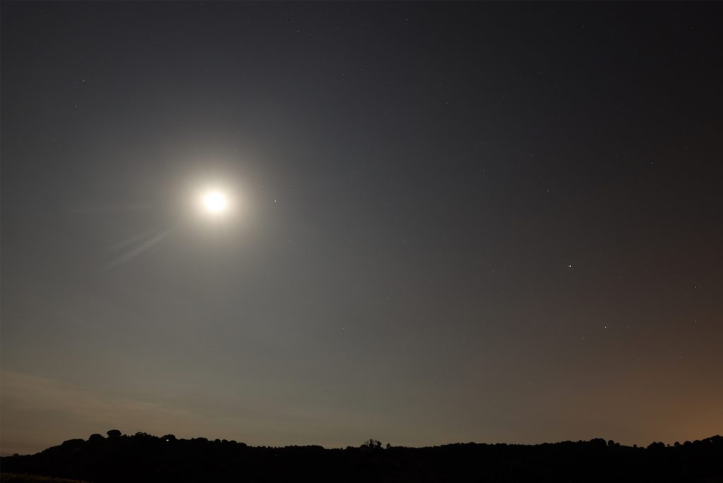 Imagen de la Luna y Saturno tomada desde Arenys de Munt, Barcelona