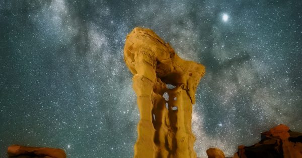 Júpiter y la Vía Láctea fotografiados desde el Valle de los Sueños, Nuevo México