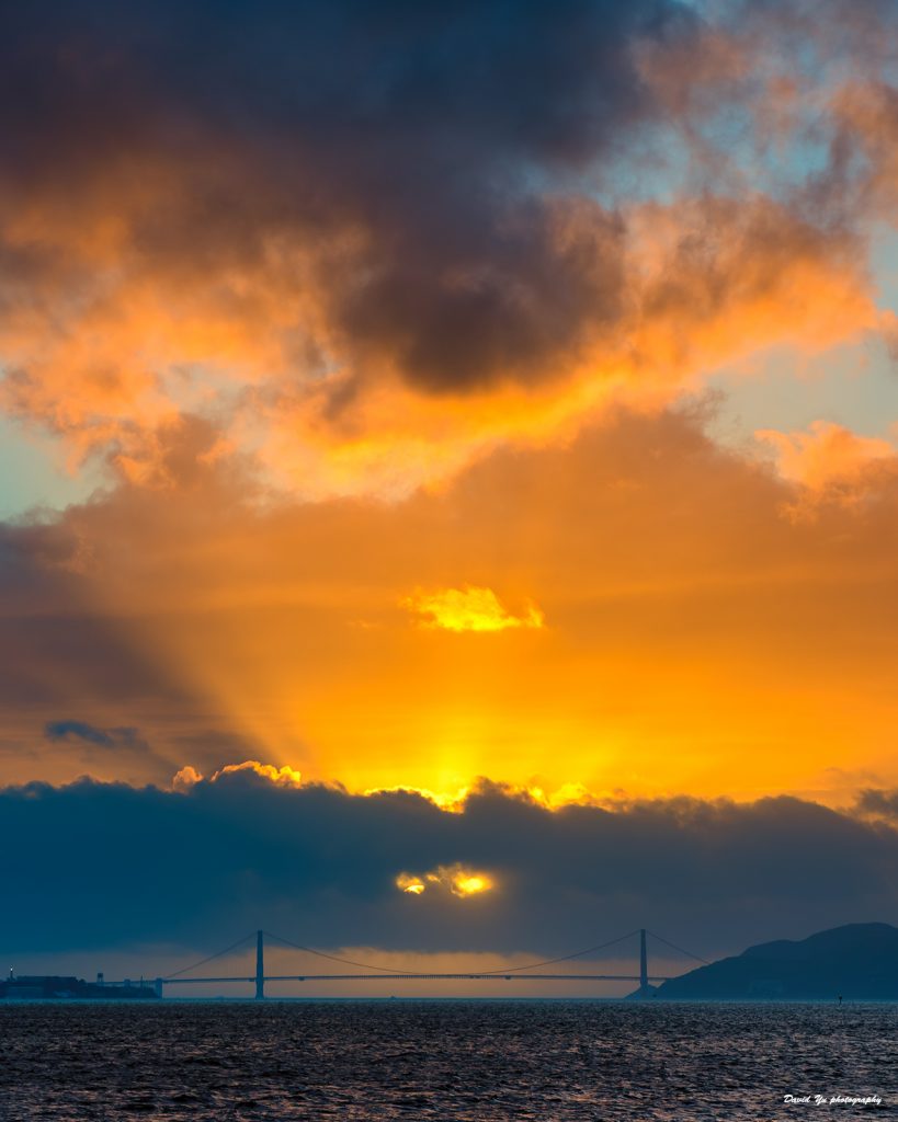 Imagen de rayos crepusculares tomada desde Berkeley, California
