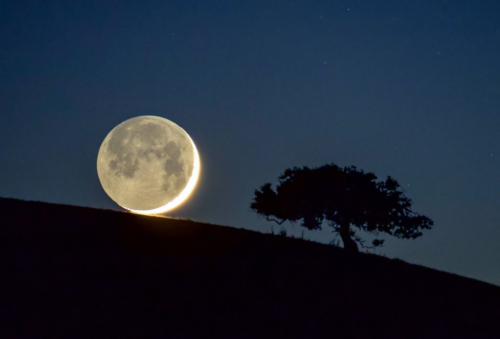 La puesta de la Luna creciente fotografiada desde California