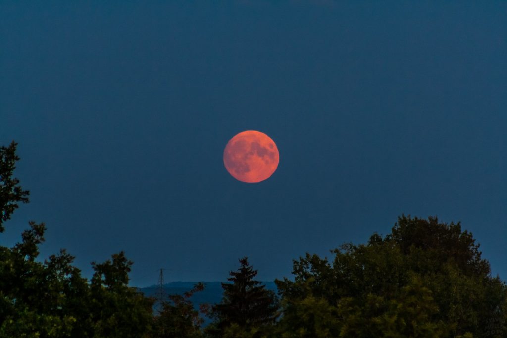 La salida de la Luna fotografiada desde Dresden, Alemania