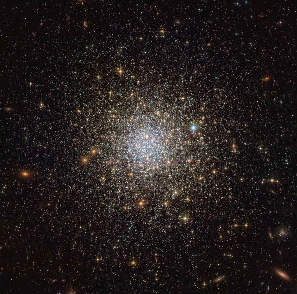 El Hubble observa a un grupo de estrellas antiguas en la constelación de Hydrus