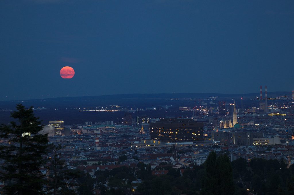 Foto de la Luna tomada desde Viena, Austria