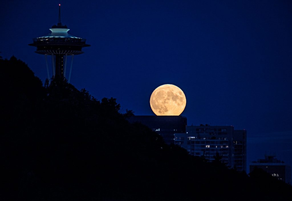 La salida de la Luna fotografiada desde Seattle, Estados Unidos