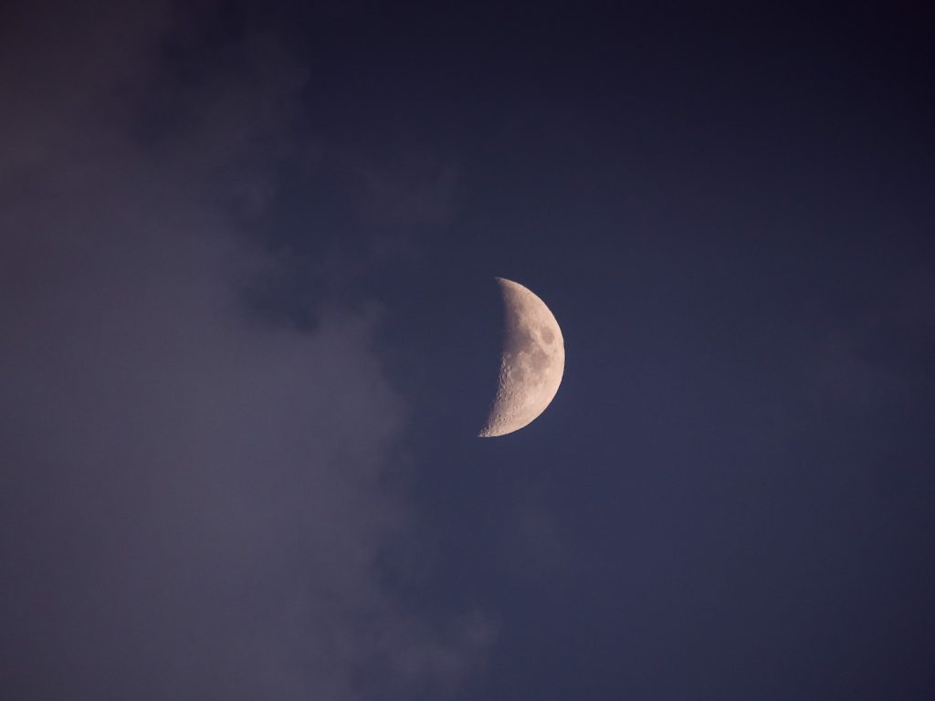 La Luna creciente fotografiada desde Torremolinos, España