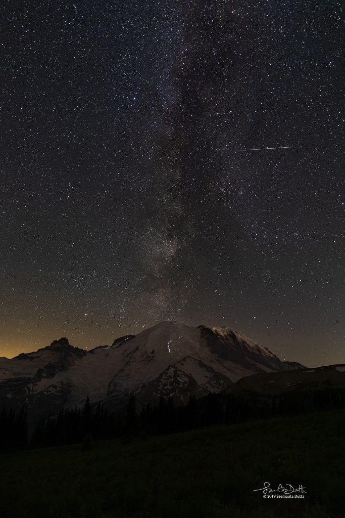 Imagen de un meteoro y la Vía Láctea tomada desde Washington, Estados Unidos