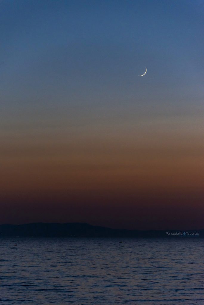 La Luna creciente captada al atardecer desde Kourouta, Grecia