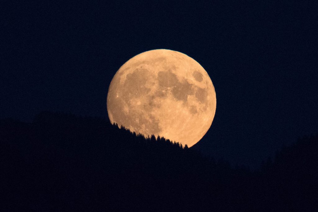 La salida de la Luna fotografiada desde Stäfa, Suiza