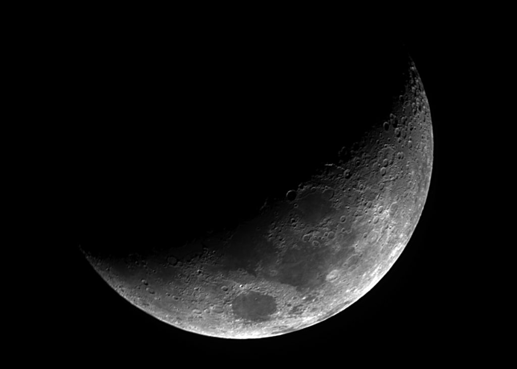 Imagen de la Luna creciente tomada desde Escocia