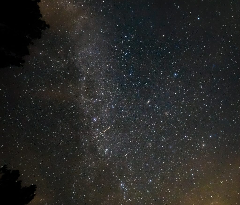 Imagen de una perseida y la Galaxia de Andrómeda