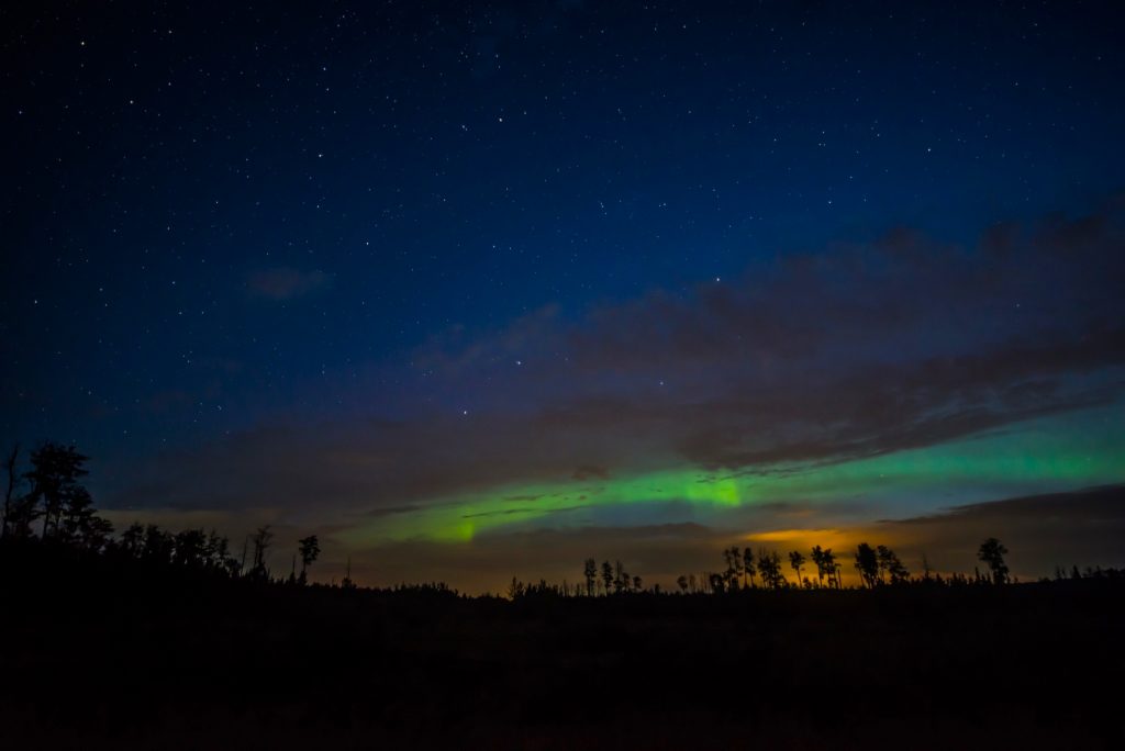 Foto de auroras boreales tomada desde Alberta, Canadá