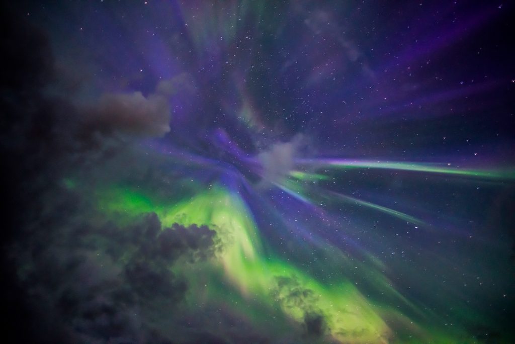 Foto de auroras boreales tomada desde Alberta, Canadá (5-agosto)