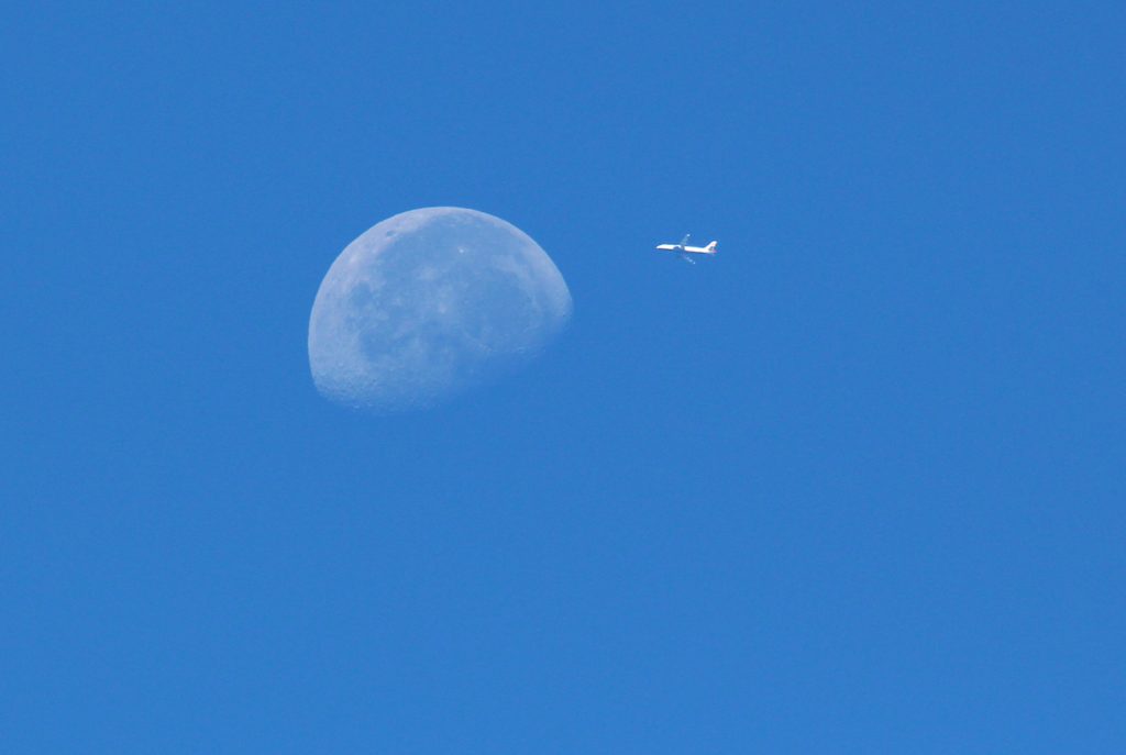 Foto de la Luna y un avión tomada desde Arenys de Munt, Barcelona
