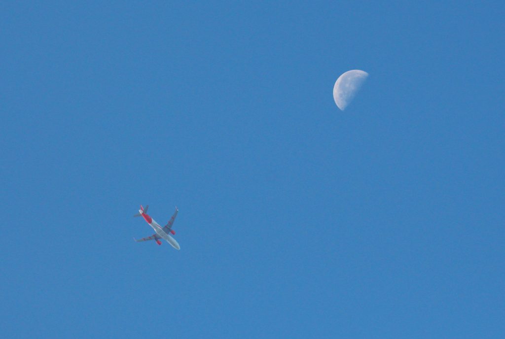 Foto de la Luna y un avión tomada al amanecer en Arenys de Munt, Barcelona