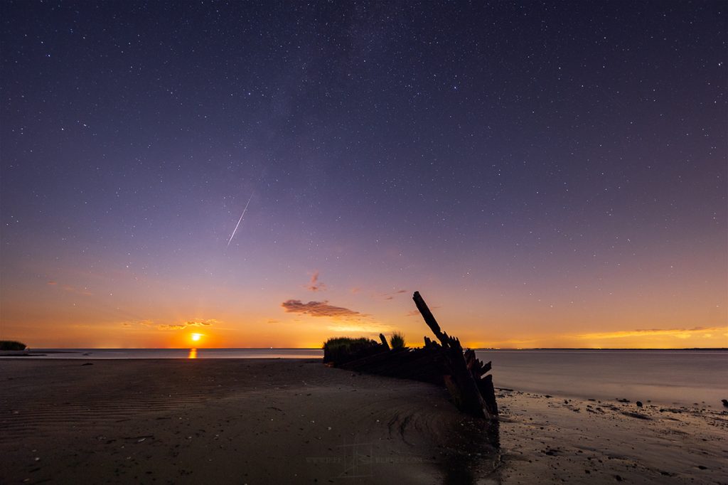 Imagen de una perseida y la Luna tomada desde Nueva Jersey, Estados Unidos