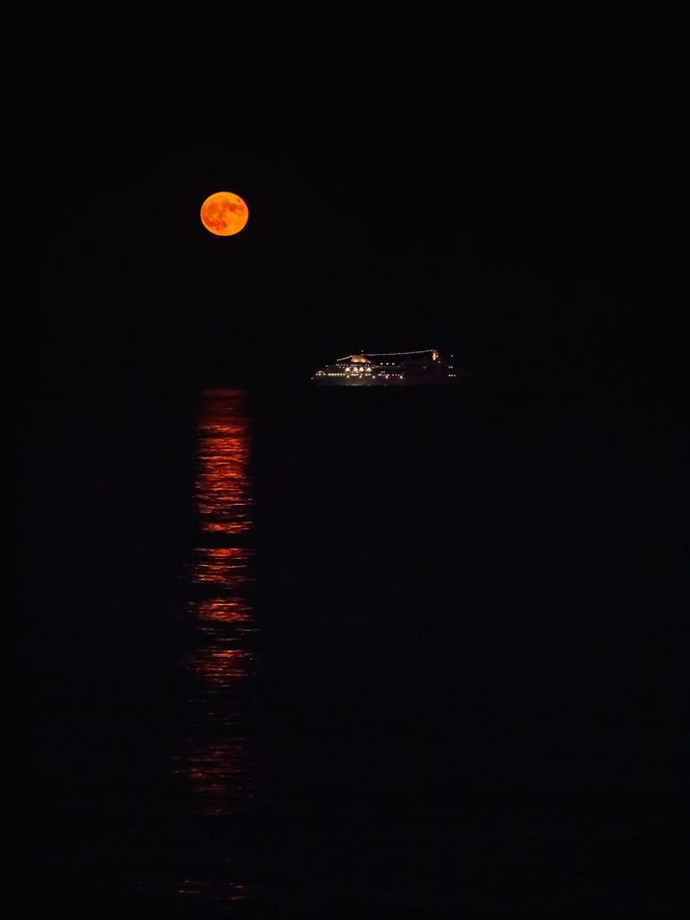 La salida de la Luna fotografiada desde Torremolinos, España