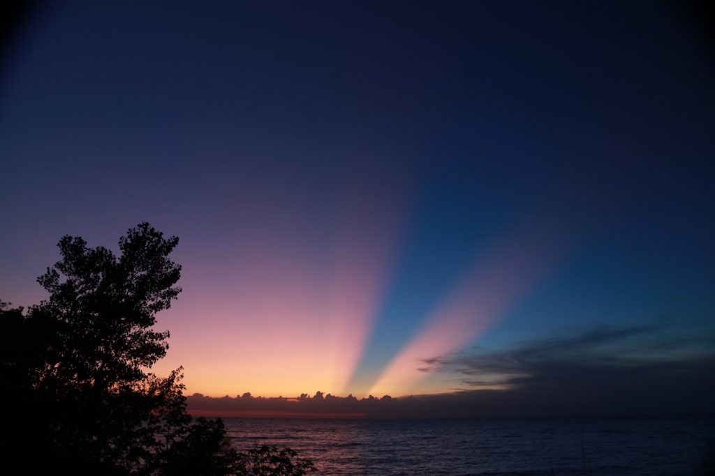 Rayos crepusculares captados al atardecer en Ohio, Estados Unidos