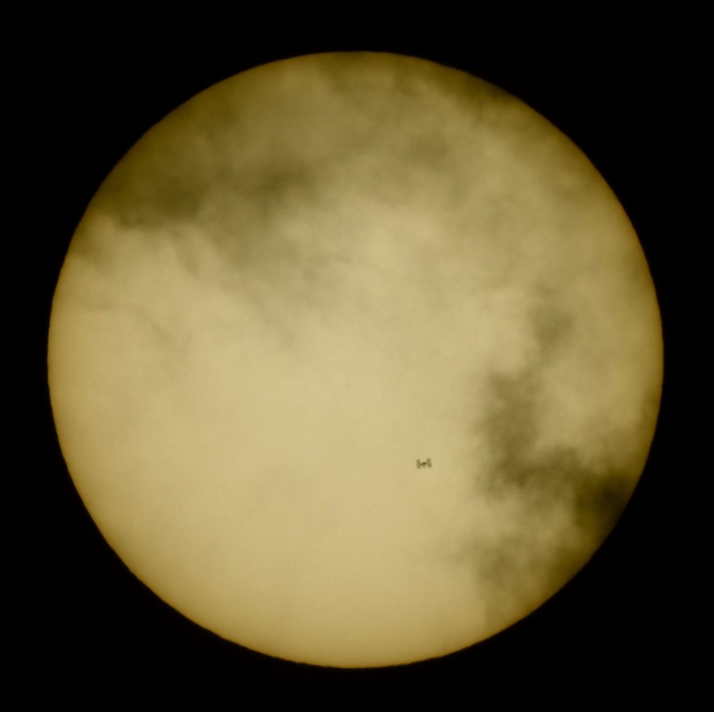 Imagen del Sol y el tránsito de la Estación Espacial Internacional